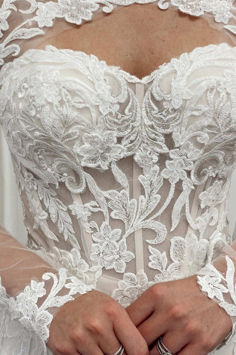 Vestido de novia de corte trompeta con mangas largas y encaje recortado